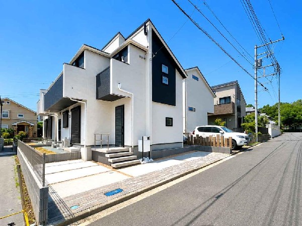 外観:隣地と距離を置き、優美に佇む外観。飾る植栽が暮らす家族と来訪者の目をの楽しませる演出。