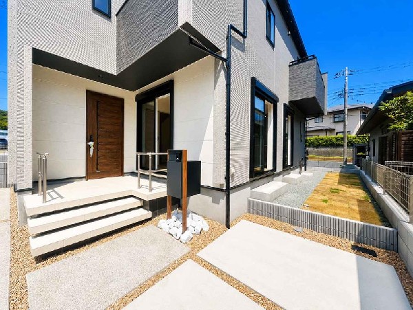 外観:住まう人の帰り、訪れる人を優しく迎える安らぎに満ちた空間　上質感あふれるエントランス