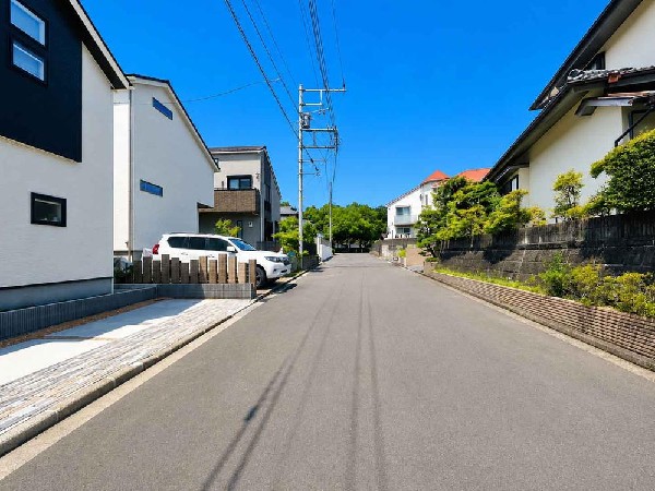 外観:☆☆風通しの良い住宅地☆☆  ゆとりのある住宅地　部屋の窓を開けるとそこには心地よい風が通りぬけます♪