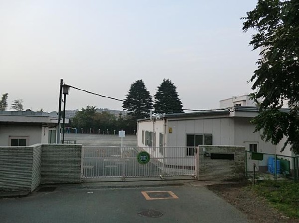 周辺環境:横浜市立岡津小学校(横浜市立岡津小学校まで850m)