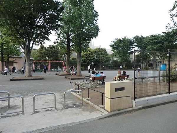 周辺環境:馬場四丁目公園(馬場四丁目公園まで190m 公園近くでお子様も安心して遊べます♪)