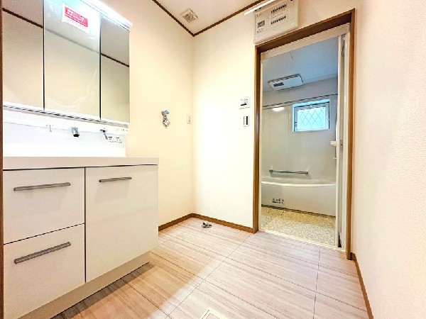 すがすがしい空気が肌をひきしめる朝。爽やかなデザインでまとめられたパウダールーム。流れる水音をBGMに鏡に映る顔が静かにゆっくりと笑顔に変わっていく時間。