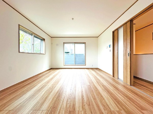 新しい木の香りと真っ白なクロス。そして優しい家族の笑顔。何時間でもここにいたいと思える快適リビング。