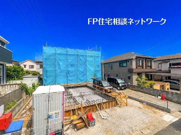 外観:四季を通じて自然と触れ合えるスポットが周辺には盛りだくさん！お散歩やジョギング、週末のご家族での遊びに最適です。目の前に広がる開放感とゆとり、暮らしの夢を育む理想の住まいがここにはあります。