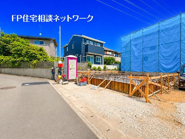 外観:閑静な車通りの少ない道路。お車の出し入れが苦手なママや小さなお子様にも安心ですね。車のすれ違いも問題なくできるので、ストレスなく運転できます！