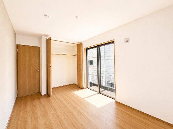 光が沢山取り込める大きな窓。日差しを長時間受ける事が出来る暖かいお部屋です。もちろんペアガラスなので、遮音性に優れ、結露も発生しにくい構造。サッシ周りのカビが発生しにくくなりますね。