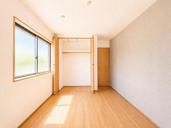 日差しを長時間受ける事が出来る暖かいお部屋です。もちろんペアガラスなので、遮音性にも優れ結露も発生しにくい構造。サッシ周りのカビが発生しにくくなりますね。