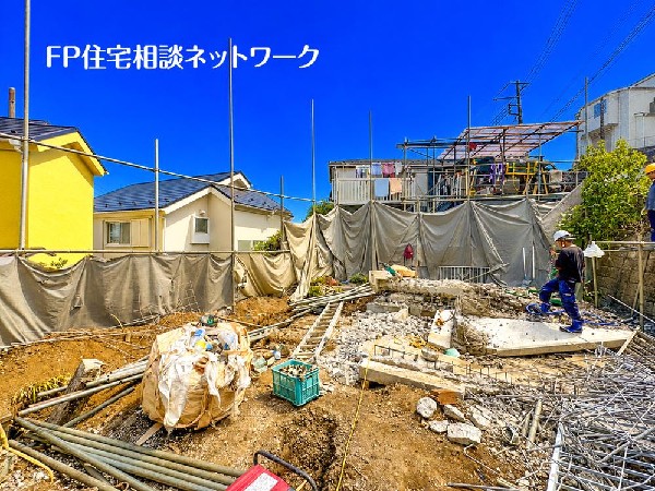 外観:四季を通じて自然と触れ合えるスポットが周辺には盛りだくさん！お散歩やジョギング、週末のご家族での遊びに最適です。目の前に広がる開放感とゆとり、暮らしの夢を育む理想の住まいがここにはあります。