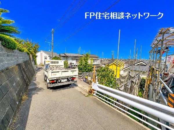 外観:閑静な車通りの車通りの少ない道路。お車の出し入れが苦手なママや小さなお子様にも安心ですね。しっかり舗装もされているので、ベビーカーや自転車で通っても快適に通行できます。