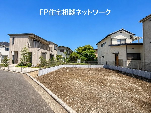 外観:四季の移ろいを身近に感じられる、穏やかな住宅街の一角。陽光と風に恵まれたこの場所は、品よく暮らしを紡ぐための理想的な舞台です。