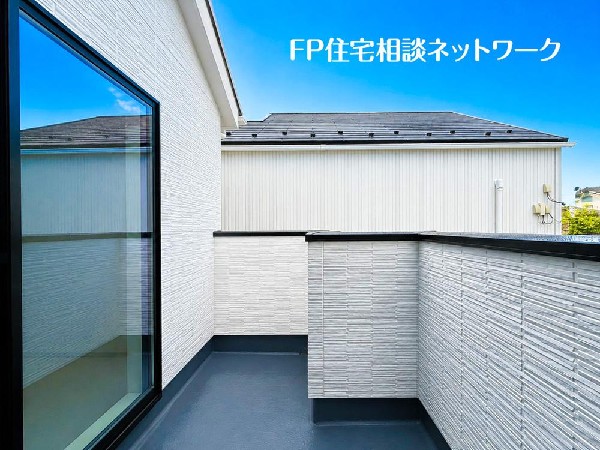 開放的なバルコニーは太陽の温かな温もりをめいっぱい受け止めてくれます。太陽の光と爽やかな風を受けたお洗濯物はあっという間に乾き、取りこむ時には太陽の匂いを感じられそうですね。