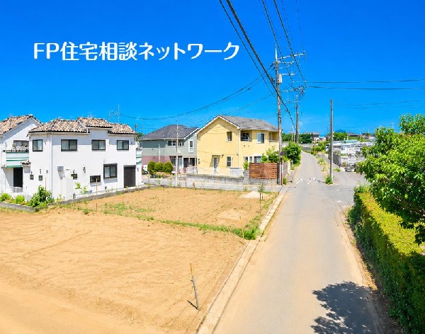 外観:前面道路は閑静な車通りの少ない道路。お車の出し入れが苦手なママや小さなお子様にも安心ですね。駐車スペースも広々しているので楽々駐車できますね！