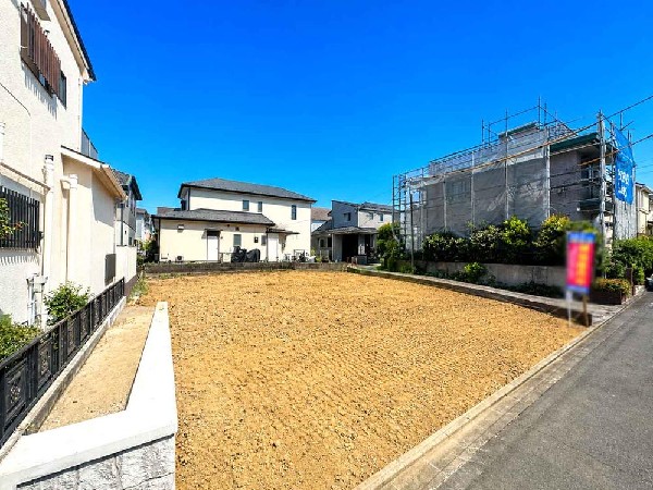 外観:光と風が行わたる開放感あふれる邸宅　春には気持ちの良いそよ風、冬には朝の暖かな光　季節の移り変わりを感じる暮らしを実現