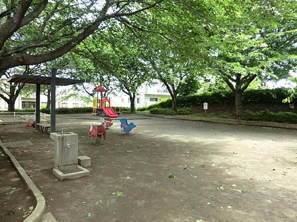 周辺環境:二俣川二丁目第二公園(二俣川二丁目第二公園まで65m)