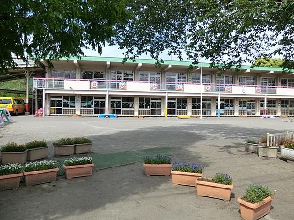 周辺環境:本宿幼稚園(本宿幼稚園まで750m)