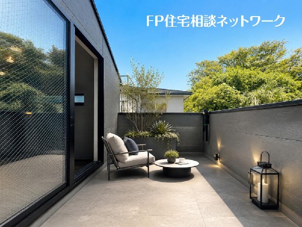 開放的なバルコニーは太陽の温かな温もりをめいっぱい受け止めてくれます。太陽の光と爽やかな風を受けたお洗濯物はあっという間に乾き、取りこむ時には太陽の匂いを感じられそうですね。
