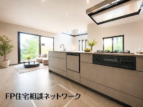 リビングを見渡せ家族の気配を感じられる、そんな空間を演出できるキッチンです。（本画像はCGで作成しており、実際に現地に家具・家電等はおかれておりません。また価格に家具・家電等は含まれておりません。）