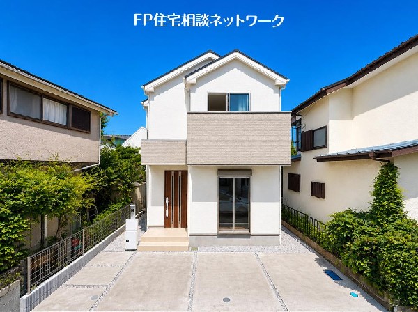 外観:第一種低層住居専用地域の良好な住環境が保たれたエリア。低層の一戸建てを中心とした街並みが整然と続き、周辺は高い建物が建っていないので、採光や開放性に恵まれています♪
