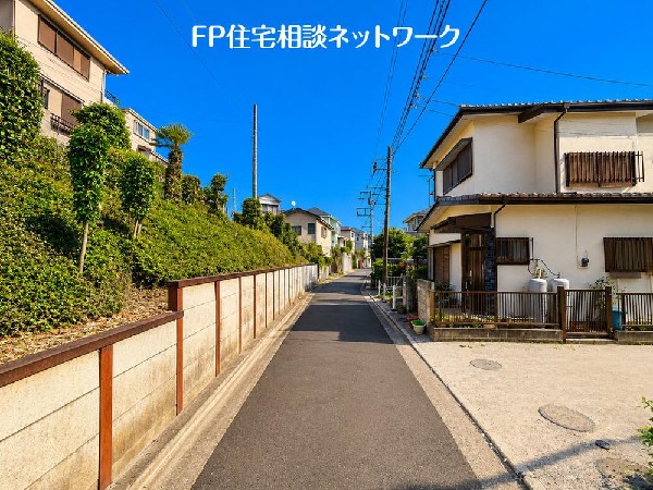 外観:前面道路は車通りの少ない道路。段差もなくお車の出し入れが苦手な方も駐車しやすそうです♪