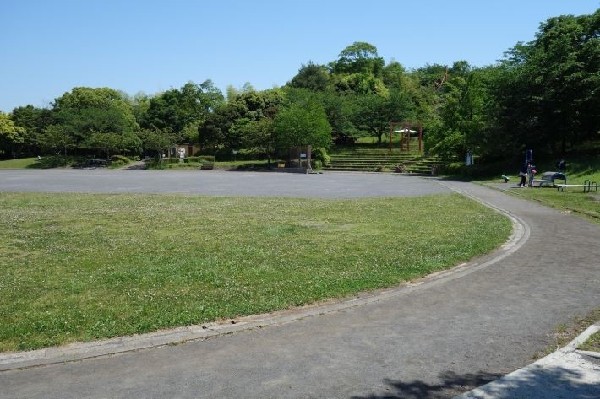 周辺環境:早淵公園　(広い運動広場と遊具で遊べる南側エリアと、昔からの山林の面影を残す北側エリアの２つに大きく分かれます。)