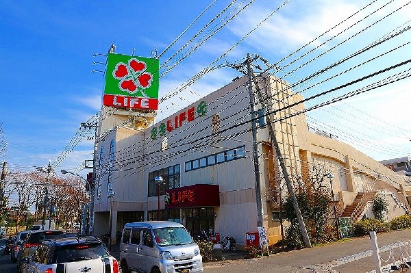 周辺環境:(食べ盛りのお子様がいるご家庭の強い味方、魅力の量・価格のスーパーが近くにあると、とても心強いですね。)