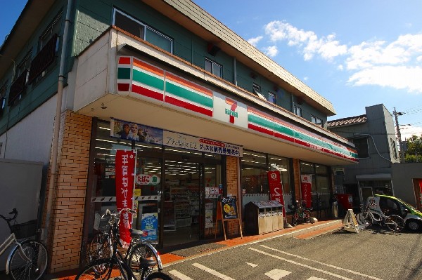 周辺環境:セブンイレブン川崎下野毛3丁目店　(特にお弁当等の惣菜で一歩先を行くセブンイレブン。会社帰りに立ち寄れる立地は嬉しい限り。)