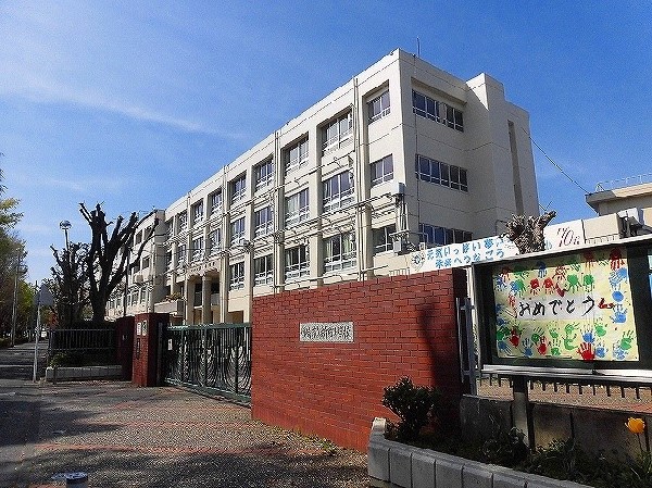 周辺環境:新町小学校(お子様が一日の中でも長い時間を過ごす小学校。どんどん成長していくお子様の姿が目に浮かびます。)