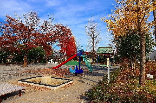 周辺環境:千代ヶ丘第2公園(住宅街らしく近隣には公園が複数ありますので、お子様にも嬉しい住環境です。きっと、お気に入りの公園がみつかるはずです。)