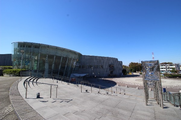 周辺環境:横浜国際プール(横浜市営の国際規格の水泳用プールである。1998年に完成し、国際大会にも利用される。体育室やテニスコート、緑地もある)