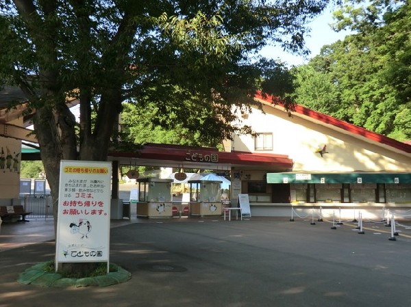 周辺環境:こどもの国　(多摩丘陵の東、神奈川県横浜市と東京都町田市の境に位置し、雑木林をベースにした自然の中に、たくさんの子どもの遊び場が点在しています。)