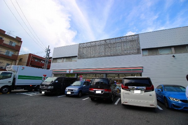 周辺環境:セブンイレブン川崎馬絹西店(セブンミール、お弁当に定評のあるセブンイレブン、コンビニエンスの最大手ですね。)