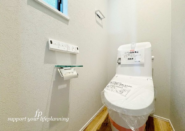 ウォシュレット、暖房便座機能付のトイレです。従来型に比べ節水効果があり、お手入れもしやすいので、家計も家事の負担も軽減してくれます。