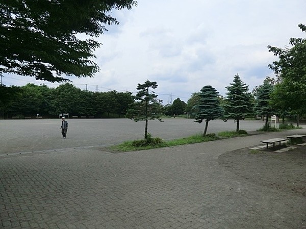 周辺環境:東山田公園(自然が色濃く残っているので、都会暮らしに疲れた人には癒しになります。 野球やサッカーのできる運動場もあるので、家族で楽しめます。)