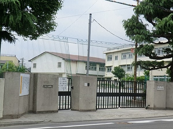 周辺環境:古川小学校(お子様が一日の中でも長い時間を過ごす小学校。のびのびと過ごし、広い校庭で元気に駆け回ったり、どんどん成長していく姿が目に浮かびます。)