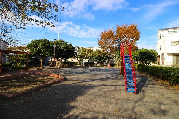 周辺環境:梶ヶ谷金山公園(お砂場、ブランコ、滑り台のある公園、周囲からの見通しもよく安全です。)