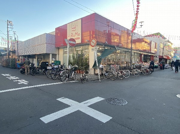 周辺環境:ヒルママーケットプレイス京町店　(地域密着型の食品スーパーとして、神奈川県川崎市を中心に店舗展開をしている。)