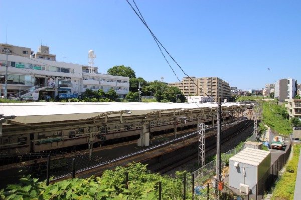 周辺環境:梶が谷駅　(自然を残すキレイな住宅街の中にあります。渋谷駅までは乗り換えなしで27分の利便性があります。)