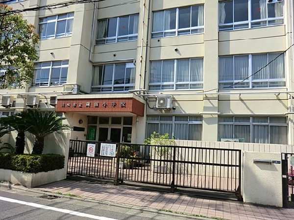 周辺環境:苅宿小学校　(お子様が一日の中でも長い時間を過ごす小学校。のびのびと過ごし、広い校庭で元気に駆け回ったり、どんどん成長していくお子様の姿が目に浮かびます。)