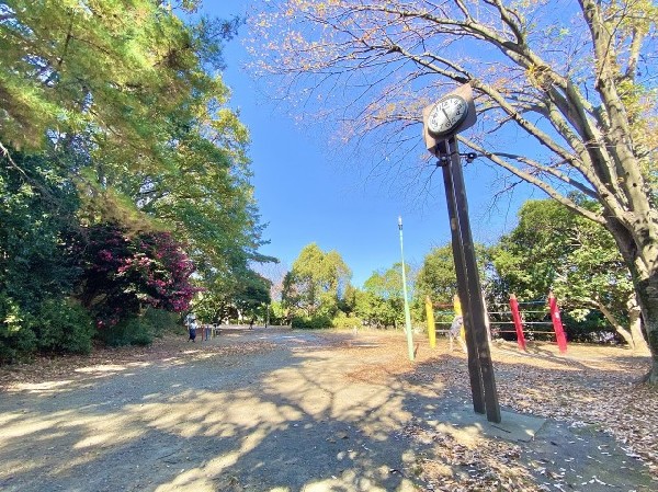 周辺環境:白鳥公園(住宅街らしく近隣には公園が複数ありますので、お子様にも嬉しい住環境です。きっと、お気に入りの公園がみつかるはずです。)