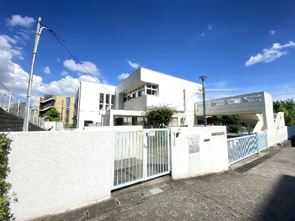 周辺環境:すすき野保育園　(広い園庭があり、天気の良い日は毎日外で遊びます。また近隣の公園へ散歩や遠足に出かけることもあります。)