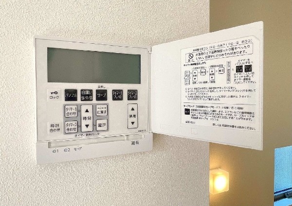 同仕様設備：家族が集まる場所には、足元からあったか床暖房付です。ホコリが舞い上がりにくく、静かで空気もクリーン、さらに乾燥しにくいため、お肌やのどにもやさしいため、快適な居住空間です。