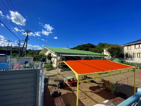 周辺環境:奈良保育園(横浜市認可保育園。こどもの国や緑山の自然に囲まれた緑豊かな環境。)