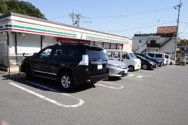 周辺環境:ツルハドラッグ  栗平駅前店(北日本のドラッグストアチェ―ンで、健康で豊かな暮らしづくりをサポート)