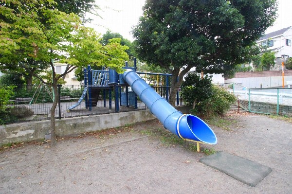 周辺環境:多摩美こぶし公園(特徴的なすべり台のある公園です。住宅街らしく近隣には公園がいくつかありますのでお子様とって嬉しい住環境です。)