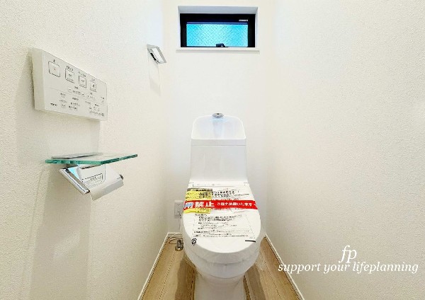 ウォシュレット、暖房便座機能付のトイレです。従来型に比べ節水効果があり、お手入れもしやすいので、家計も家事の負担も軽減してくれます。