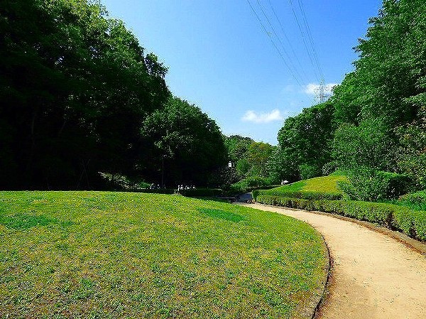 周辺環境:東高根森林公園(少し足を延ばせば、文化財である東高根遺跡や天然記念物であるシラカシ林を有する、多摩丘陵の美しい自然を今に伝える県立公園があります。)