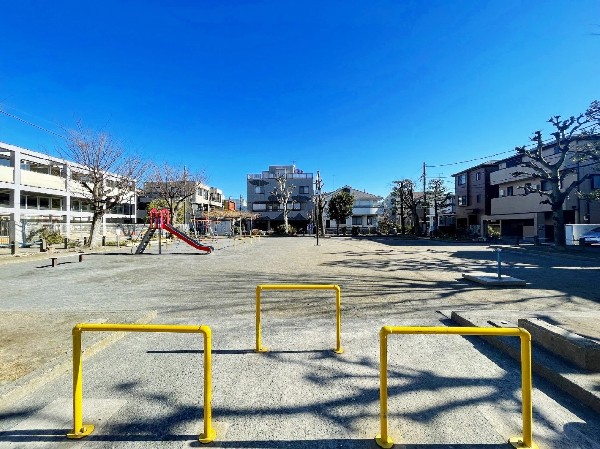 周辺環境:古市場第４公園(川崎市幸区にある住宅街の十分な広さの公園。保育園の隣にあります。)