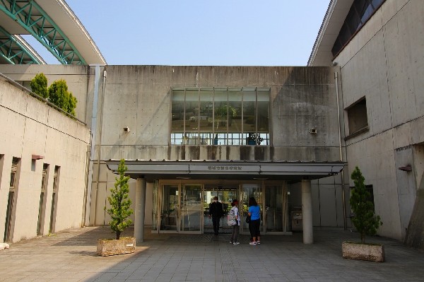 周辺環境:稲城市総合体育館(稲城中央公園内に所在する屋内体育館。メインアリーナの他にトレーニングルームや柔道場などがあります。)