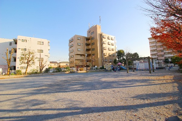 周辺環境:下野毛２丁目公園(近所の子供たちで賑わう公園です。公園は明るく見通しも良いのでママも安心ですね。)