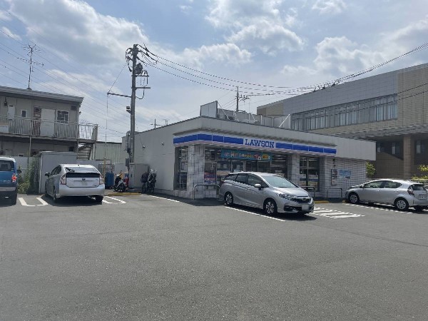 周辺環境:ローソン都筑池辺町店(「マチのほっとステーション」をスローガンに掲げる通り、忙しい日々に「ほっ」とするひとときをもたらします。)